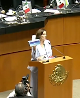 1 pic. Lilly Téllez le regala unos Kleenex a Noroña. Pero... ¿Cuando le regalará el anillo para pedirle matrimonio al senador? #senado #LillyTéllez #noroña https://t.co/T2Cmpy6rGs