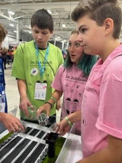 MelissaHurstNPJ's tweet photo. Just returned from an incredible field trip to Job Spark with our 8th graders. The hands-on activities truly sparked their career curiosity and passion. It was a fantastic l! #JobSpark #FutureLeaders @SouthernHancock @jessicaneill @AmonesNPJH https://t.co/9RcGMwN8Ig