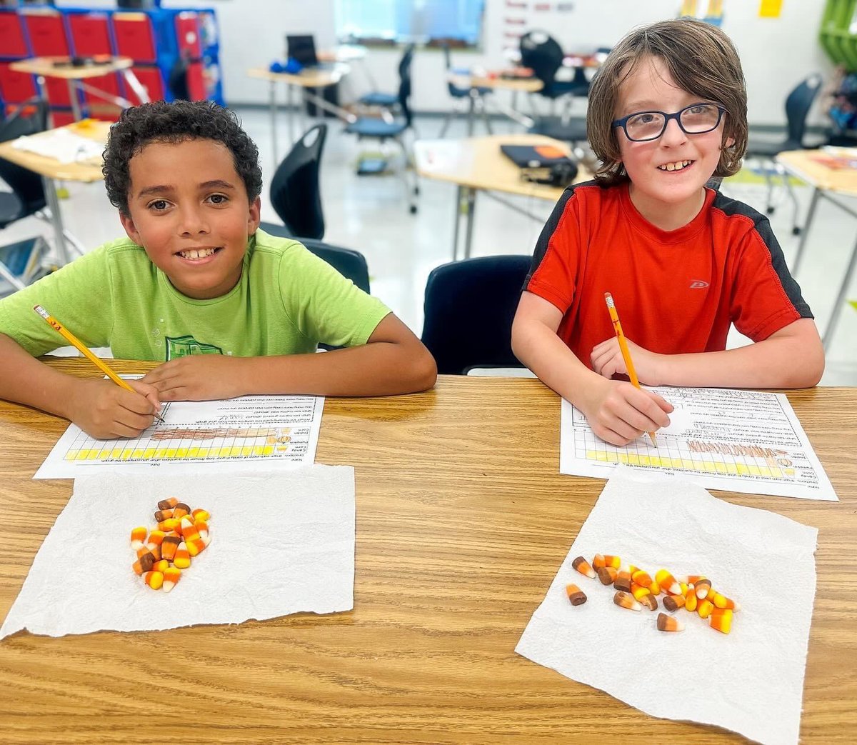 PearlPSD's tweet photo. Pearl Upper Elementary students put their math skills to the test by graphing the number of items in their fall treat mix before enjoying their snack. A fun way to blend learning with the season!🍁 #wearepearl #wordstoaction #falllearning https://t.co/7UHGR4iYnB