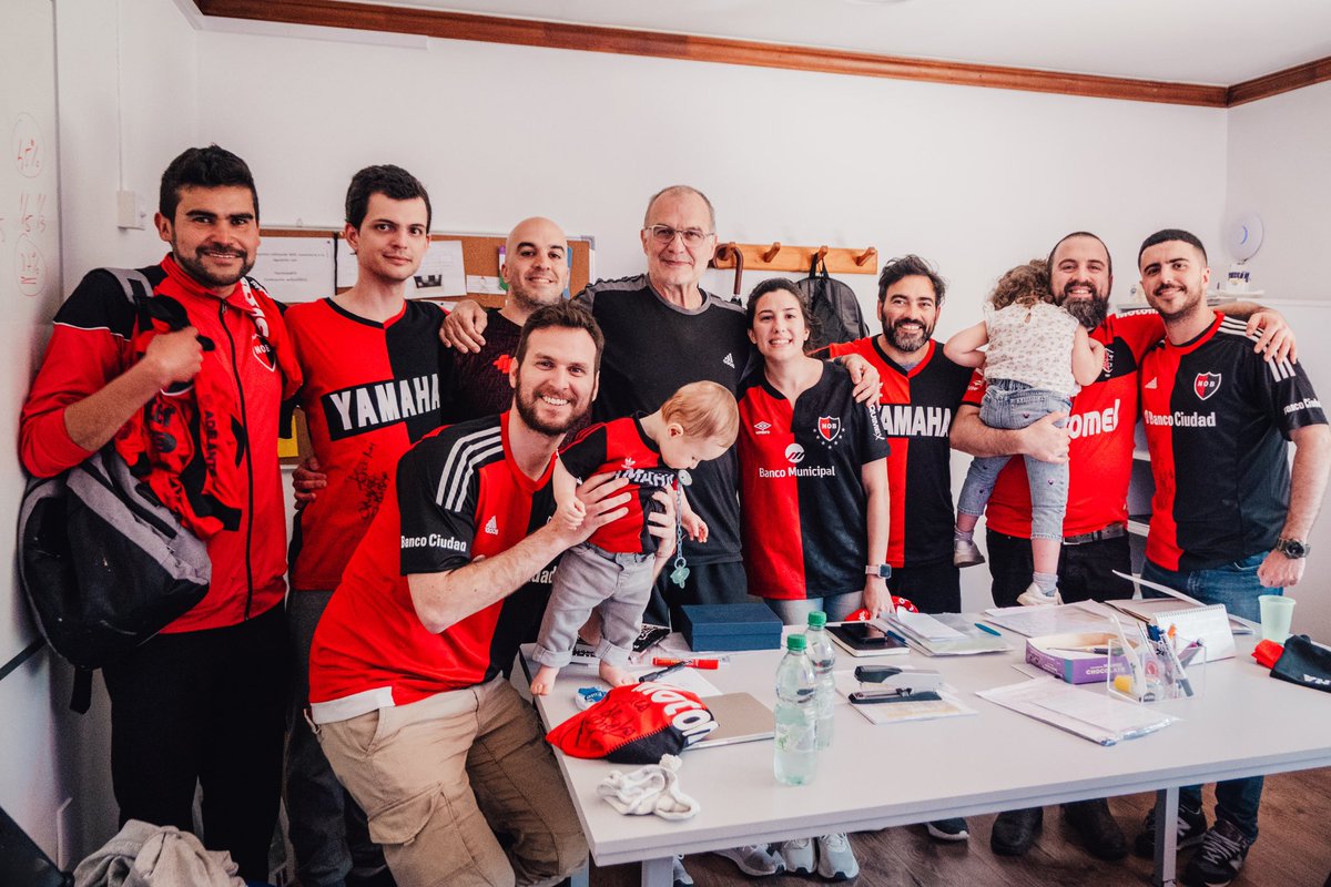 Marcelo Bielsa invited the Newell's Supporters Club in Uruguay to the National Team's Training Centre. 

What a gesture ❤️🖤