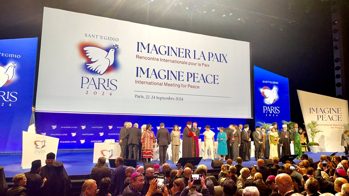 NdourNoel's tweet photo. Les 22 , 23 et 24 Septembre se sont déroulés la rencontre internationale pour la paix de la communauté organisée par la communauté Sant'Egidio à Paris en présence du président de la république française @EmmanuelMacron madame le maire de Paris @Anne_Hidalgo. https://t.co/KIRHfjrhZW