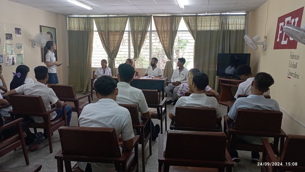 #PorLasTunasLaVictoria. No podía faltar la foto con el Consejo de la FEU de la Universidad de Ciencias Médicas #TumbaElBoqueo. #CubaEsRevolucion  <a href="/WalterNoris/">Walter Simon Noris</a> <a href="/SuselyMorfaG/">Susely Morfa González</a>