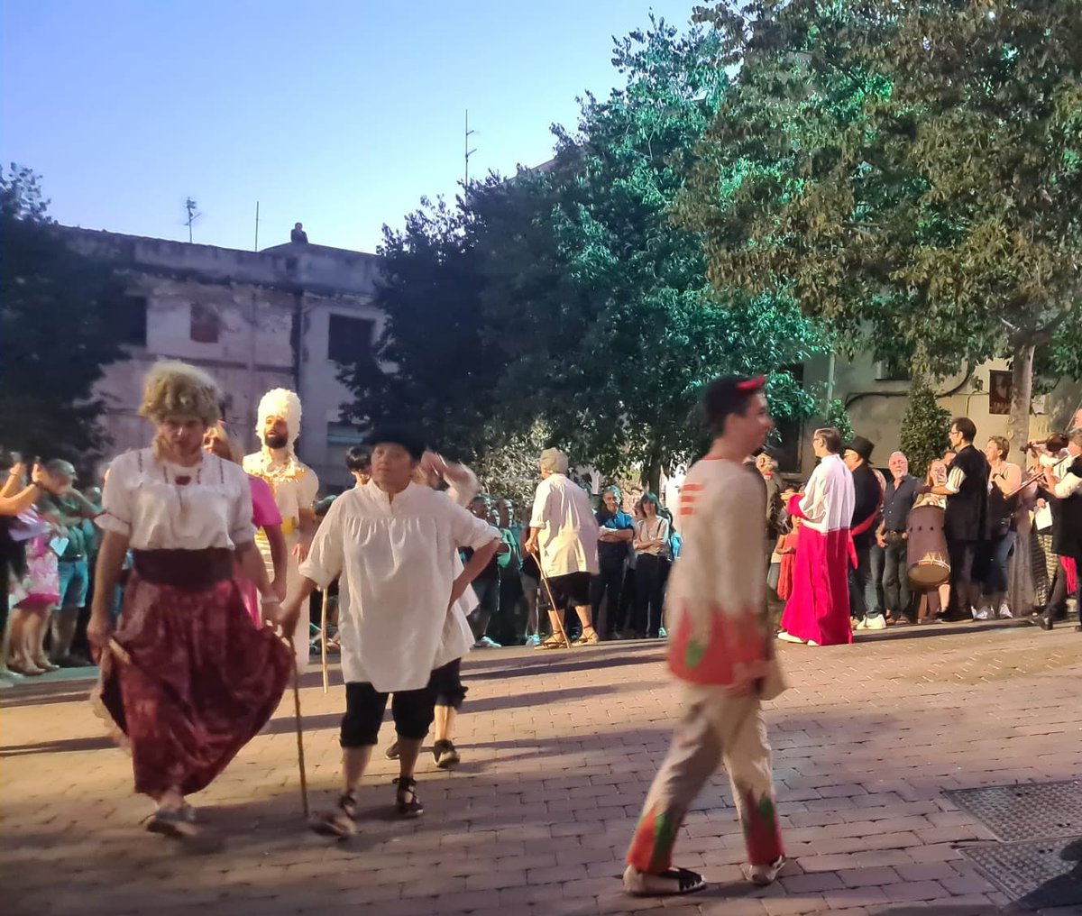 "Per #SantMiquel a #MontRoigDelCamp no us perdeu #DamesiVells marranotes amb encant i vellots tots sense dents" #ElsXuts #BallsParlats Ja ho tenim a punt! 👹👹