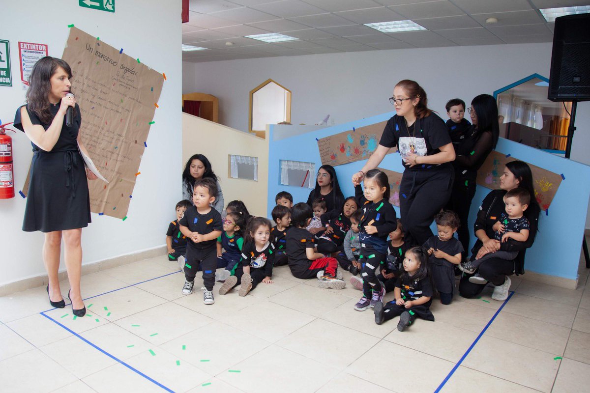 UTEoficial's tweet photo. El Consejo de Regentes y el Centro de Educación Inicial "Huellas de Ternura" de la UTE entregaron becas a los hijos de nuestras madres estudiantes, un evento donde se destacó la generosidad del Comité de Damas de la Universidad. Además, las autoridades pudieron presenciar una emotiva obra de los niños y niñas. 

Conoce más ▶️ https://t.co/I1pVxxaMji

#UniversidadUTE #Ecuador #EducaciónInicial #Becas