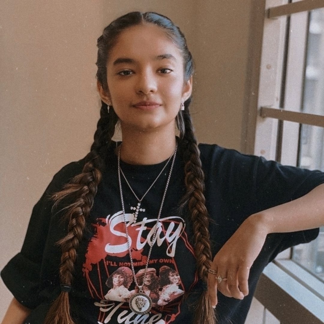 ⠀ ⠀ 
⠀ ⠀ 
⠀ ⠀ ⠀ ⠀ ————YOUNG AU ;;

⠀ ⠀ ⠀ ⠀ Kiran Carter (15 años) es huérfana. Sus aficiones son leer novelas, escribir sus memorias y liarla parda con su pandilla del orfanato. No le va demasiado bien en el instituto, pero a nadie le importa, y a ella menos.
⠀ ⠀