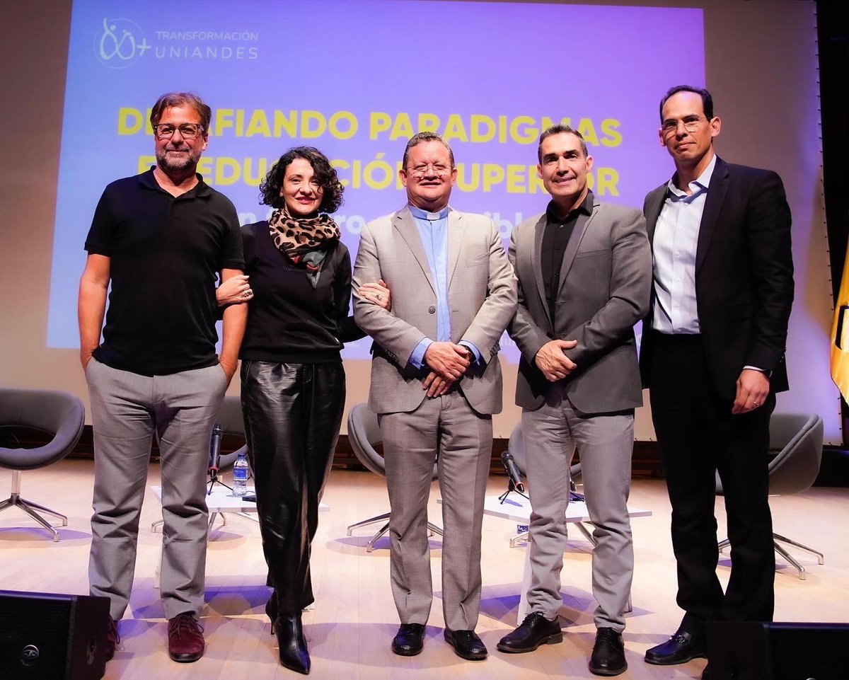 Hugo_pardo's tweet image. Disfrutando de la semana laboral en la @Uniandes en #Bogotá. Emociona el diseño de sus eventos y sus conversaciones, y su visión de cambio permanente, incluso siendo líderes regionales. Gracias a la Rectora Raquel Bernal por haberme invitado y cuidado tanto.