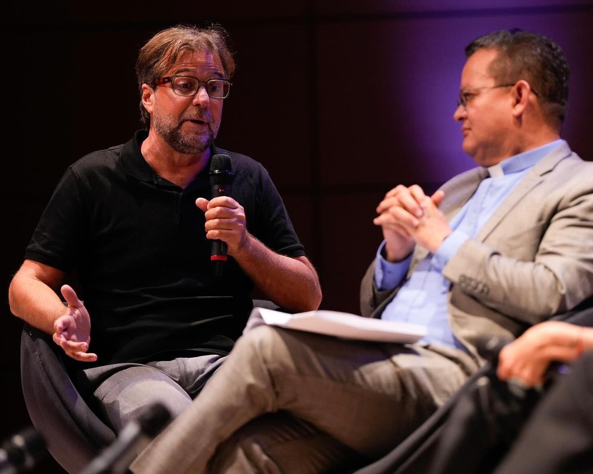 Hugo_pardo's tweet image. Disfrutando de la semana laboral en la @Uniandes en #Bogotá. Emociona el diseño de sus eventos y sus conversaciones, y su visión de cambio permanente, incluso siendo líderes regionales. Gracias a la Rectora Raquel Bernal por haberme invitado y cuidado tanto.