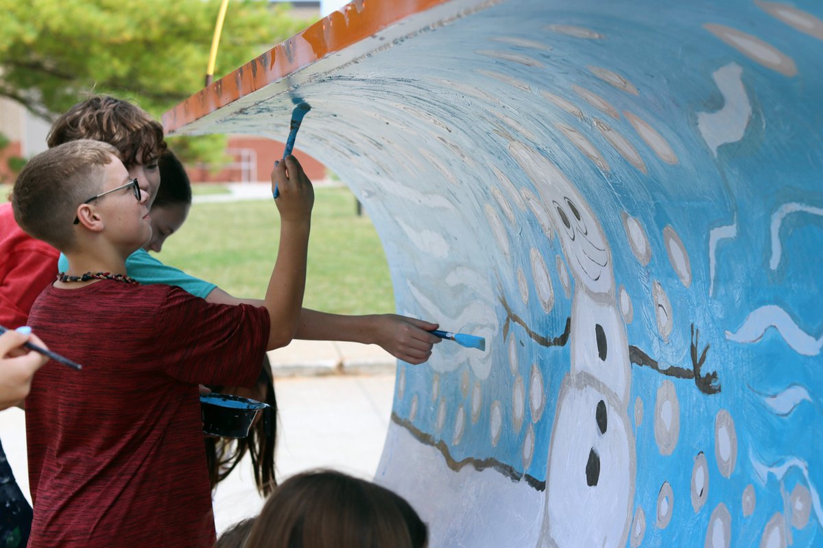 bvschools's tweet image. Skilling’s design, voted on by his @PSMSBV classmates, became the foundation of this project. From sketching in pencil to applying vibrant colors of paint, they&apos;ve transformed this essential vehicle into a rolling work of art. 🖌️🌟❄️

#BVTogether #ChampionsOfLearning