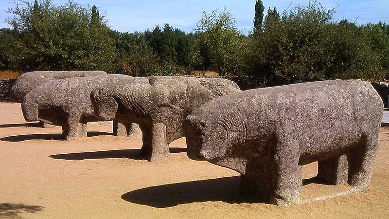 EastwardTales's tweet photo. 7/8 | Other Celtic works of art 🗿

 Sculptures such as the Verracos (zoomorphic stone figures). 🏺 Simple but practical utilitarian pottery. #CelticCulture https://t.co/Bmsd96EcoC