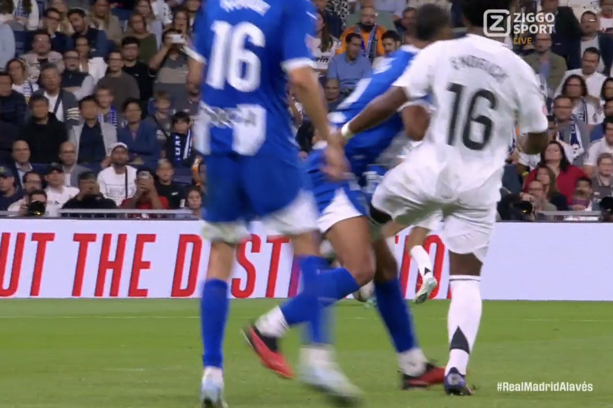 marca's tweet photo. 🚨🚨 Se ha jugado la tarjeta roja Endrick en esta acción. Le da un golpe a Mouriño sin balón en disputa 
#RealMadridAlaves 
https://t.co/A61b31hCbm https://t.co/e4AokZJgVz
