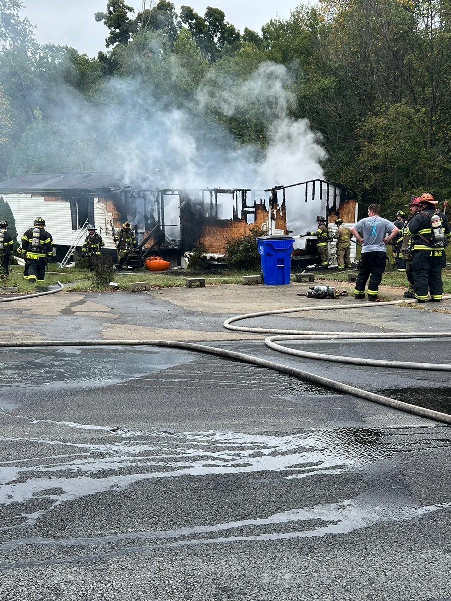 CecilFireBlog's tweet photo. *DELAYED FROM 14:15 HOURS*
#CONOWINGO | *SHOOTING/DWELLING FIRE* | 300 BLK MT. ZOAR RD | 1 ADULT MALE PRI 4 O/S FROM GSW. ADULT FEMALE W/ MINOR INJ. ADULT MALE IN CUSTODY. 1 STY MOBILE HOME WELL INVOLVED WITH FIRE. | #cecilcounty #cecilfire https://t.co/ReqcubNVUB