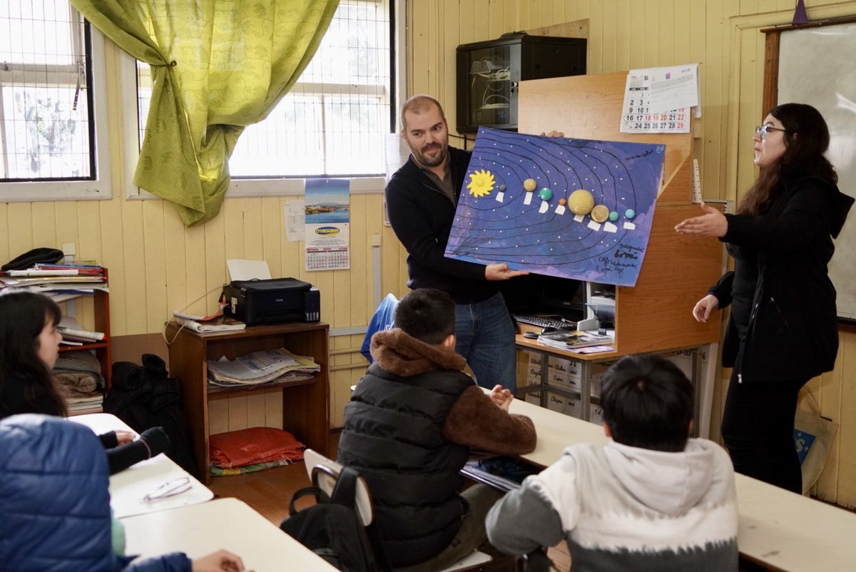 SeremiCienciaS's tweet photo. 📚Hoy acompañamos a los astrónomos nacionales Julio Carballo y Alejandra Meza a una charla para escolares en la escuela rural de Pucatue, en #Chonchi. Una gran experiencia para las niñas y niños que aprendieron mucho sobre el sistema solar  🙌🏽🔭🙋🏽‍♂️🙋🏽‍♀️

#AstroExpediciones2024 https://t.co/nbvCUI4XUZ