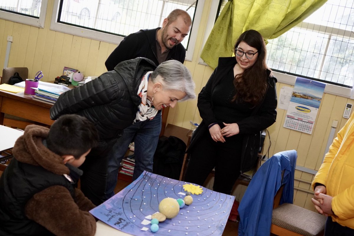 SeremiCienciaS's tweet photo. 📚Hoy acompañamos a los astrónomos nacionales Julio Carballo y Alejandra Meza a una charla para escolares en la escuela rural de Pucatue, en #Chonchi. Una gran experiencia para las niñas y niños que aprendieron mucho sobre el sistema solar  🙌🏽🔭🙋🏽‍♂️🙋🏽‍♀️

#AstroExpediciones2024 https://t.co/nbvCUI4XUZ
