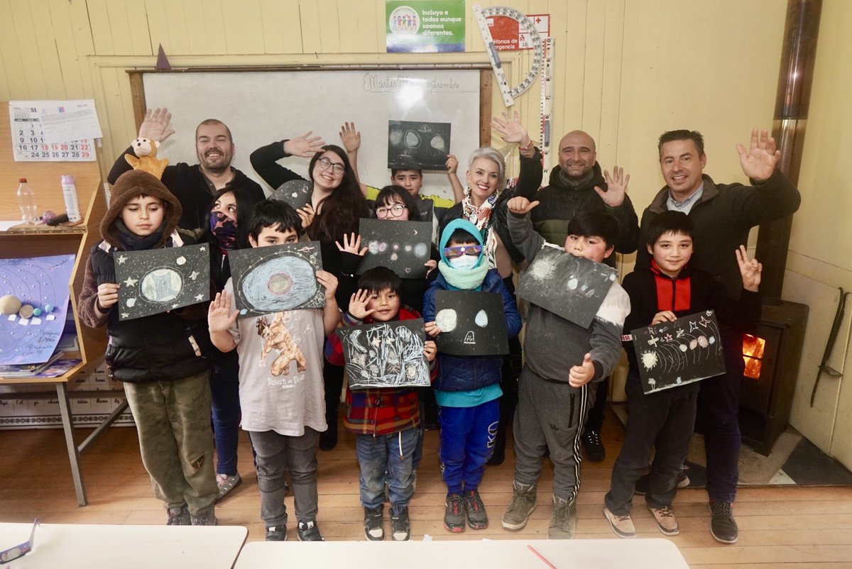 SeremiCienciaS's tweet photo. 📚Hoy acompañamos a los astrónomos nacionales Julio Carballo y Alejandra Meza a una charla para escolares en la escuela rural de Pucatue, en #Chonchi. Una gran experiencia para las niñas y niños que aprendieron mucho sobre el sistema solar  🙌🏽🔭🙋🏽‍♂️🙋🏽‍♀️

#AstroExpediciones2024 https://t.co/nbvCUI4XUZ
