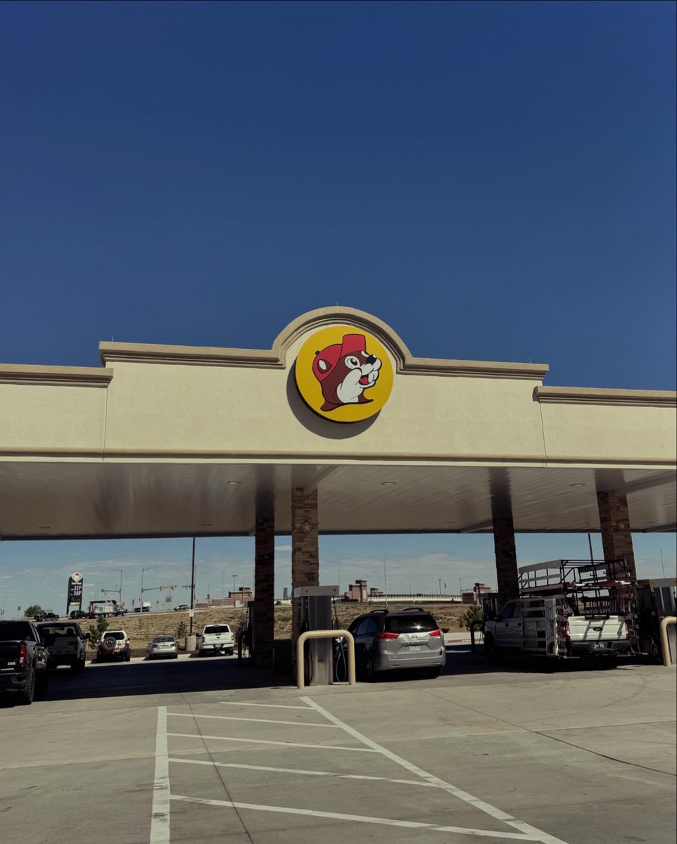 davegomez22's tweet image. ✨KNUCK IF U BUC ❤️⚡️🦫 @bucees #bucees #longtimefan #firsttimevisitor
