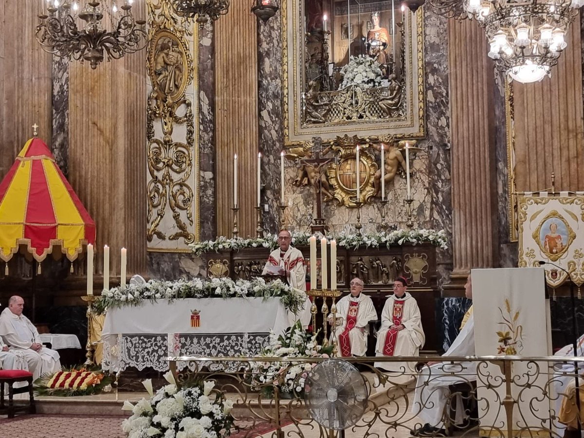 robertescusa's tweet photo. «La Mare de Déu de la Mercè, com a mare de tots els barcelonins i barcelonines, ens vol a tots asseguts en una mateixa taula, treballant plegats pel bé comú»  @OmellaCardenal 

Hoy encomendamos a la provincia eclesiástica de Barcelona ena celebración de la Virgen de la Merced. https://t.co/Q8aBo7DWNY