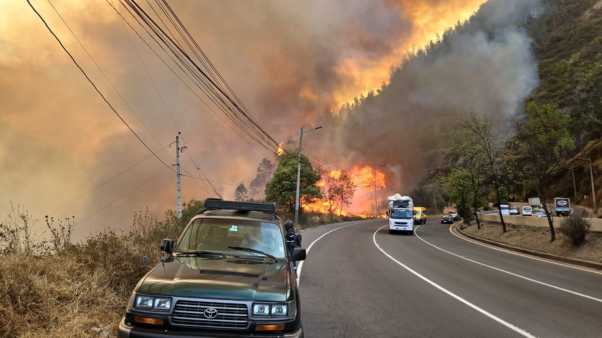 AMT_Quito's tweet photo. 🚨 #CierreVialQuito | ¡Atención!

📍 Sector: Guápulo 
🚧 Cierre: av. Simón Bolívar
🛣️ Carriles cerrados: toda la vía en sentido sur-norte.
❌ Motivo: incendio @BomberosQuito 

👆🏼 Con precaución y atención en las vías 
☀️ #QuitoRenace https://t.co/XEgHE60BYC
