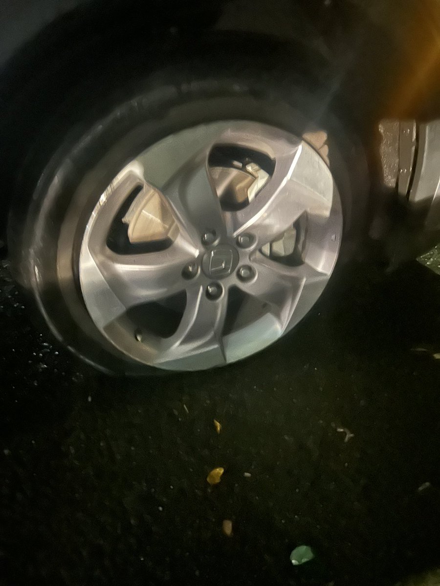 danae_gl's tweet photo. @TlalpanAl así quedó mi coche y de otras 7 personas en el tremendo bache que hay en la carretera libre a Cuernavaca . Es un peligro que las autoridades no reparen los baches en tiempo https://t.co/bQmY5A2vX7