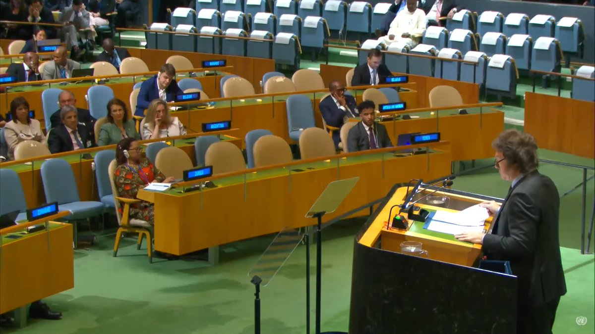 PragaMassimo's tweet photo. ¡Que manga de pelotudos en la ONU! 
Da cátedra el segundo político mas importante del mundo y candidato (auto) a premio Nobel de Economía........y nadie, salvo la clacque paga, le da bola...... https://t.co/UhVhiGvVEt