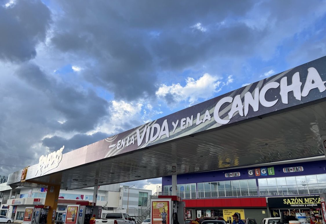 rooquismo's tweet photo. 🔵⚪️Una #Gasolinera muy #Rayada 🔵⚪️

Sobre Avenida Chapultepec se encuentra la estación insignia de #OxxoGas @oxxogas que colabora con #ClubDeFutbolMonterrey  y es la primera #Gasolinera Muuuy #Rayada 

Donde se encuentra ? En #AvChapultepec a 1 cuadra del #CastilloEventos  .

#Femsa #OxxoGas #Monterrey #Rayados