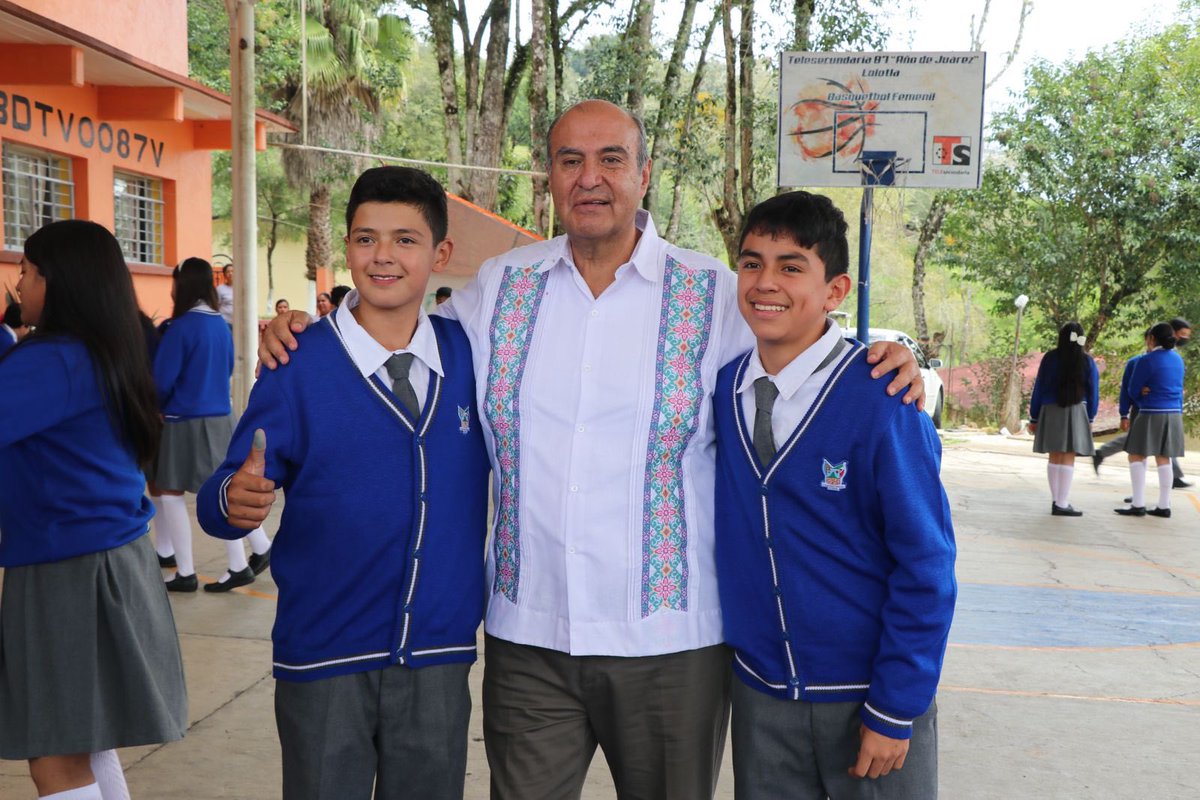 Agradezco de corazón el cálido recibimiento de la comunidad educativa de la Telesecundaria 87 “Año de Juárez” en #Lolotla; estar cerca de ustedes y compartir sus actividades, es un verdadero honor. Cada encuentro refuerza nuestro compromiso de apoyar su crecimiento y desarrollo.