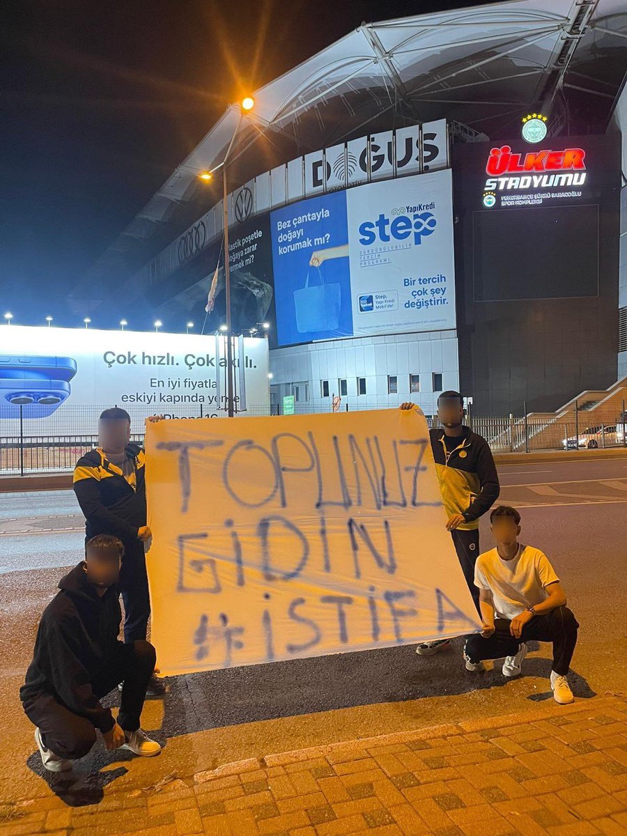 ZB_1907's tweet photo. Özledigimiz Fenerbahçe'ye kavuşmanın Tek yolu Ali Koç İSTİFA

#alikocisitifa #fenerbahçe https://t.co/pVdgW4h07Z
