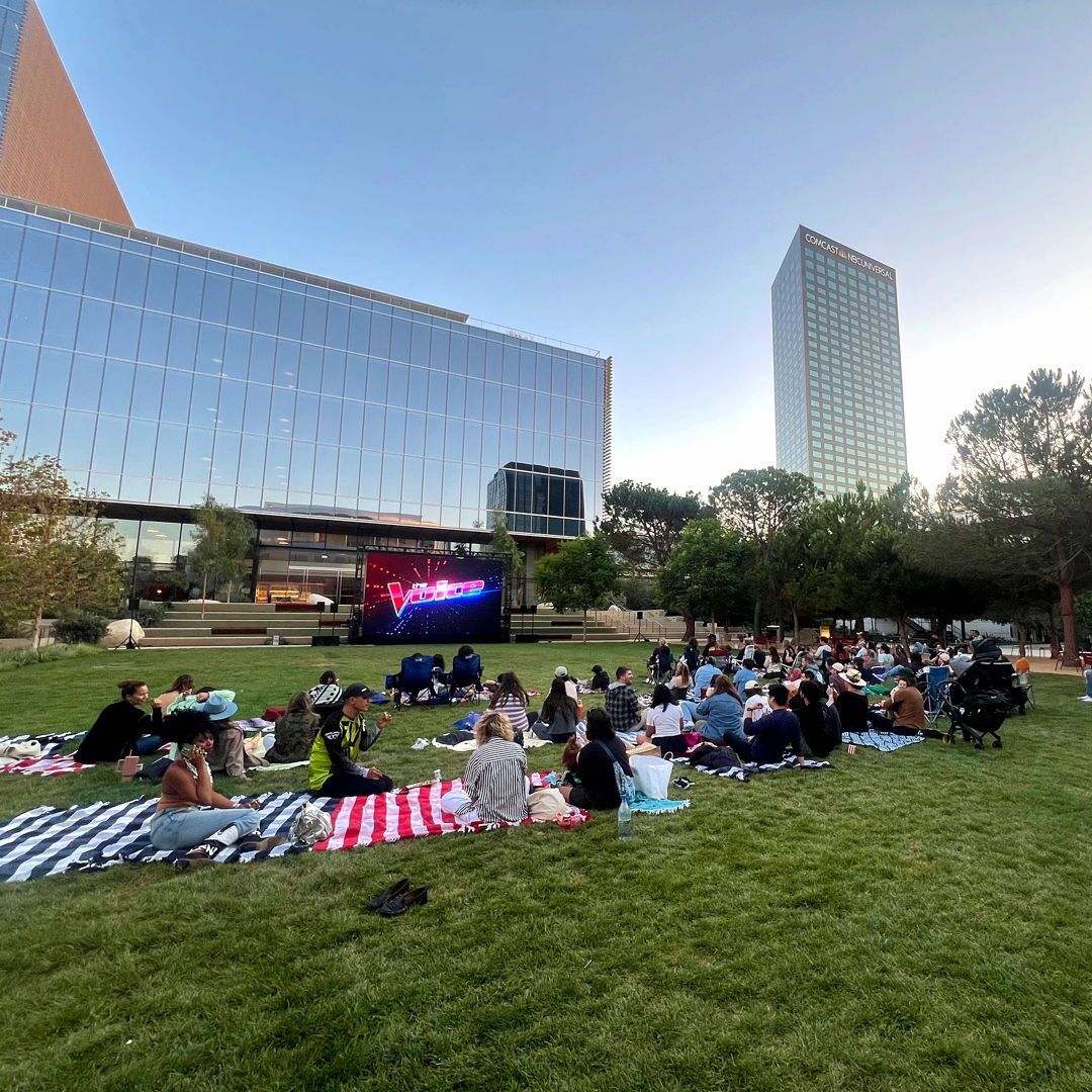 UniStudiosLot's tweet photo. Grab your popcorn πΏ because #TheVoice Season 26 premiered last night! π€ The @nbcthevoice cast and crew enjoyed a live #watchparty on The Green at the #UniversalStudiosLot. Tune-in to The Voice each week on @nbc and stream on @peacock πΊ
#UniversalLotEvents #outdoorevent https://t.co/F4U2sfaql0