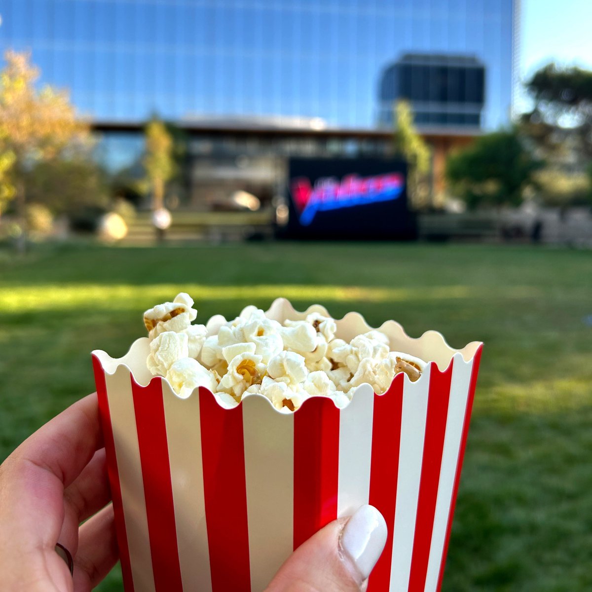 UniStudiosLot's tweet photo. Grab your popcorn πΏ because #TheVoice Season 26 premiered last night! π€ The @nbcthevoice cast and crew enjoyed a live #watchparty on The Green at the #UniversalStudiosLot. Tune-in to The Voice each week on @nbc and stream on @peacock πΊ
#UniversalLotEvents #outdoorevent https://t.co/F4U2sfaql0