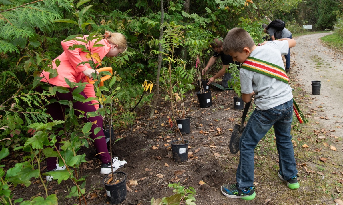 forestscanada's tweet image. This past weekend, our team kicked off #NationalForestWeek with a #CommunityPlanting at Wye Marsh in partnership with Georgian Bay Metis Council &amp;amp; @wyemarsh. It was a tree-rific day that reminded us that our role as stewards of the land is both a privilege &amp;amp; a shared commitment.