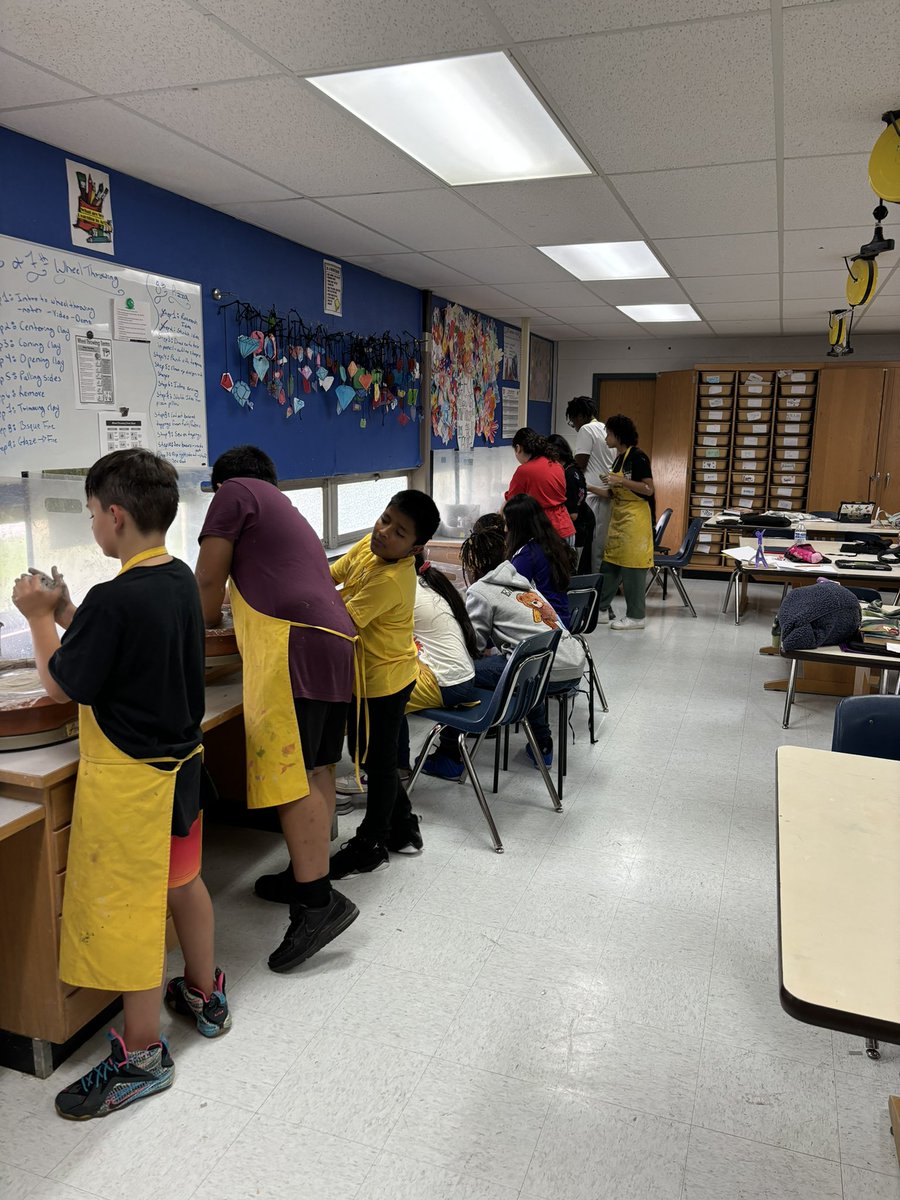 fredlynnART's tweet photo. Starting wheel throwing! #flhornets https://t.co/mIAo5AsrEH