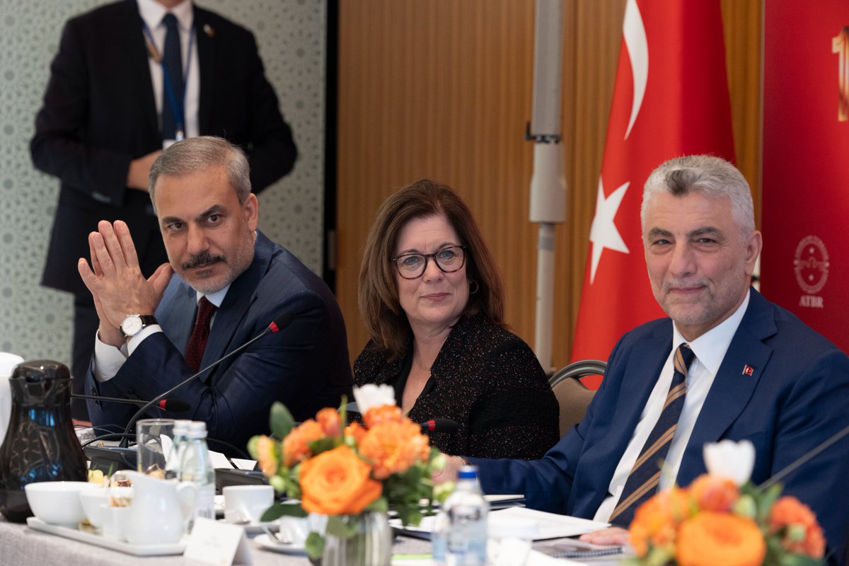ChamberGlobal's tweet photo. .@USChamber President &amp; CEO @SuzanneUSCC and @AmericanTurkish Chair @hamdiulukaya hosted Turkish President Recep Tayyip Erdoğan for a CEO roundtable.

Our countries are on track to achieve $100 bn in trade, and write a new chapter in the US-Türkiye economic relationship. #UNGA79 https://t.co/2s0muSolJ2