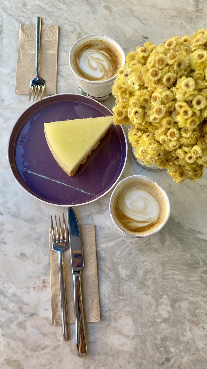 Günün kahvesi çiçek gibi bir mekanda içildi 💛