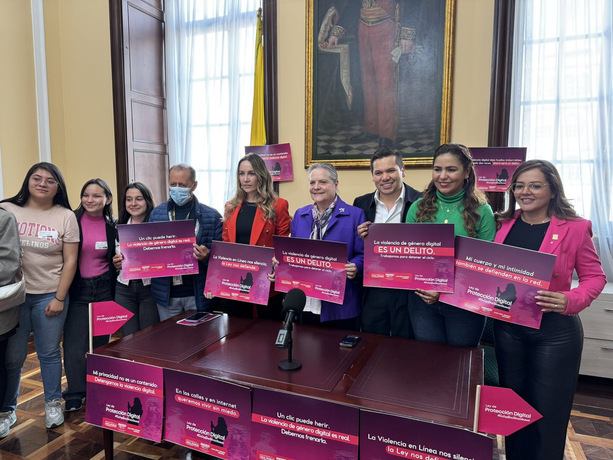 #LeyProtecciónDigital | Radicamos esta iniciativa para proteger los derechos fundamentales de aquellas mujeres a quienes violan su dignidad e intimidad difundiendo contenido íntimo sin su consentimiento. Una problemática que afecta la vida y la seguridad de las personas en 🇨🇴.