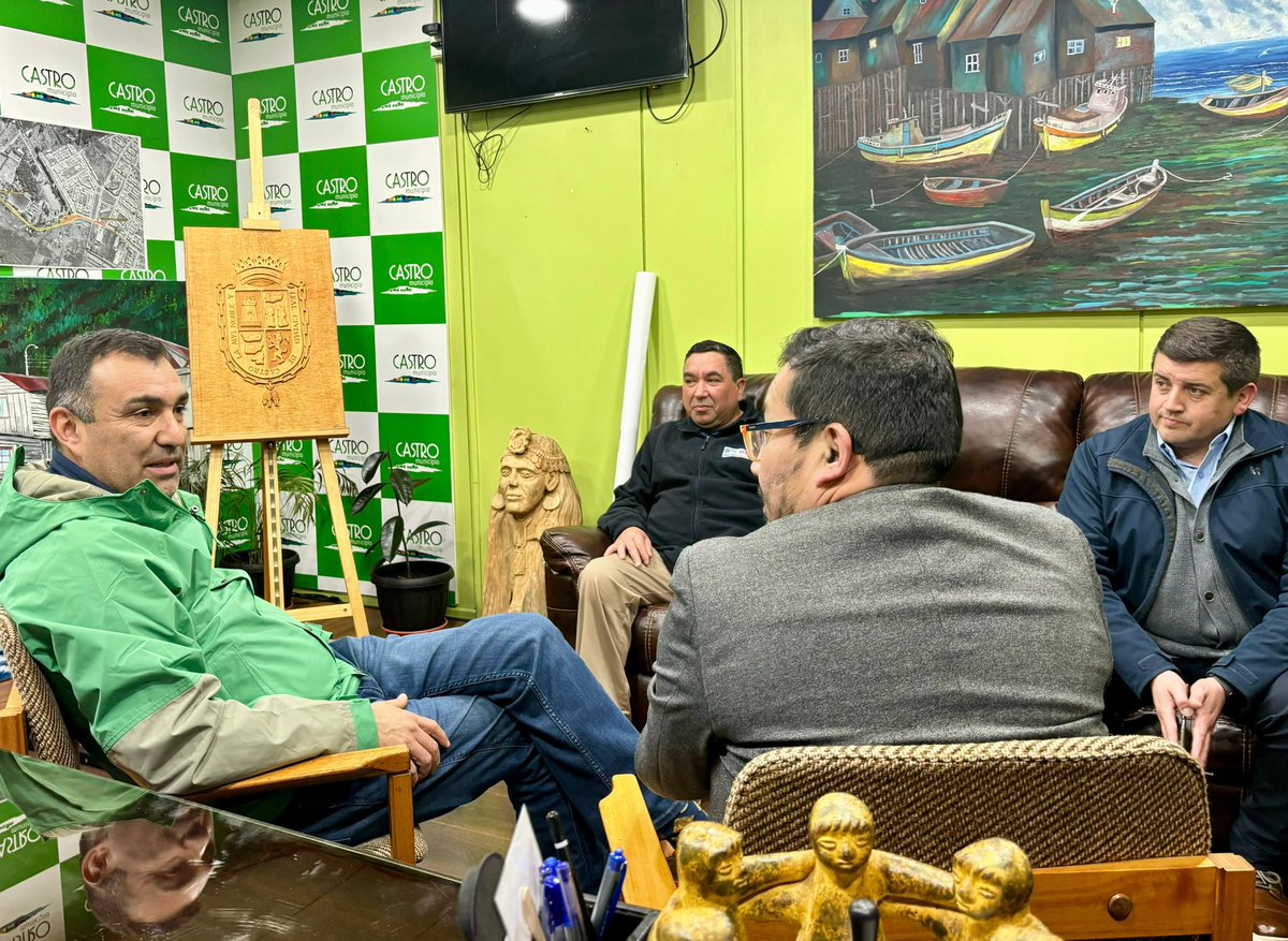 Juaneduardoconc's tweet photo. Con nuevo Director Regional IPS, mi gran amigo Marcelo Alvarez Curumilla y Jefe Local IPS. Juvenal OJEDA. Implementaremos atención virtual en Delegaciones Municipales de #QUEHUI y #RILÁN. Así nuestros vecinos serán atendidos para sus distintos beneficios en su lugar origen. https://t.co/oErf8b9buK
