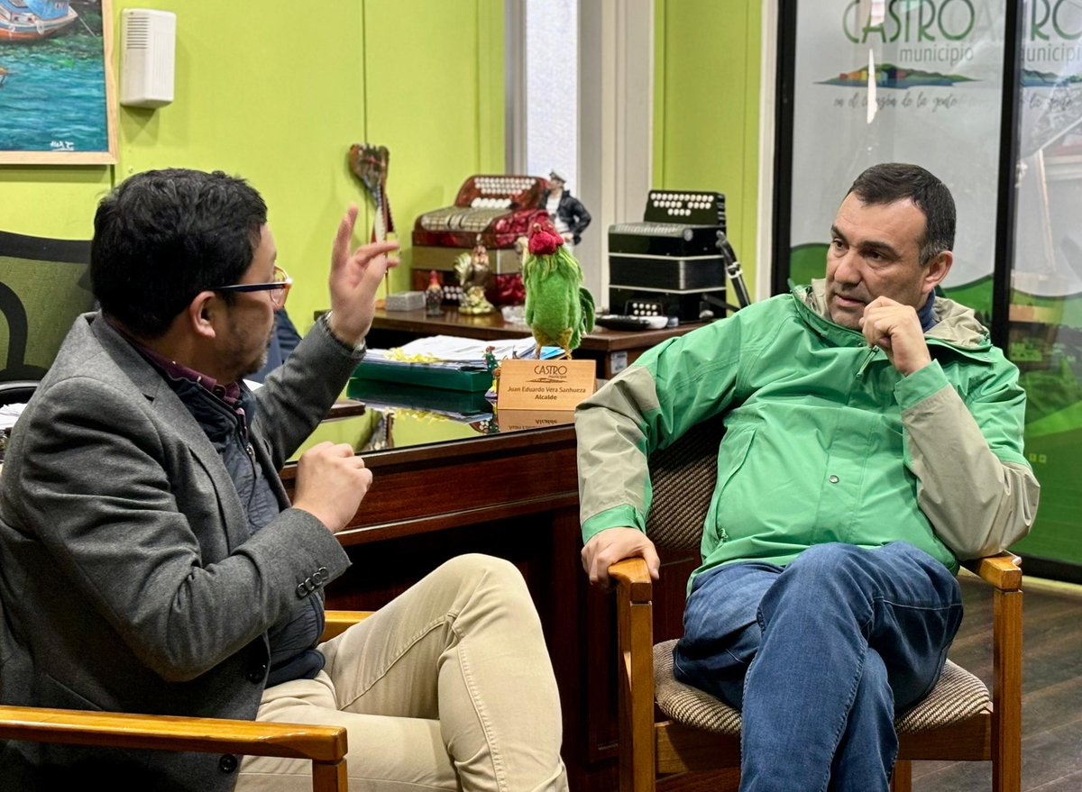 Juaneduardoconc's tweet photo. Con nuevo Director Regional IPS, mi gran amigo Marcelo Alvarez Curumilla y Jefe Local IPS. Juvenal OJEDA. Implementaremos atención virtual en Delegaciones Municipales de #QUEHUI y #RILÁN. Así nuestros vecinos serán atendidos para sus distintos beneficios en su lugar origen. https://t.co/oErf8b9buK