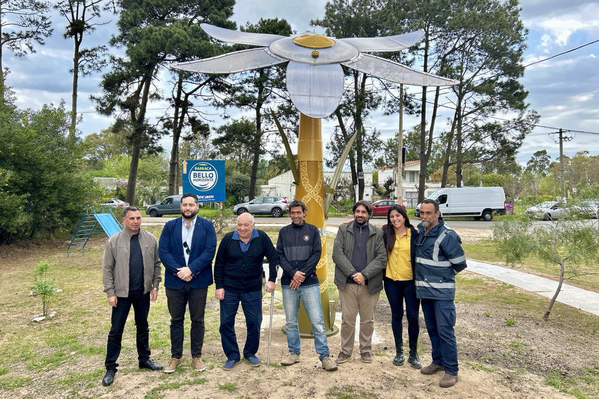 MMetediera's tweet photo. Participamos en la inauguración de "Una flor por la esperanza", la escultura que se traslada desde la fundación y que hoy embellece Costa Azul en el Municipio de La Floresta. 
Esta hermosa obra es un homenaje a las familias, médicos y pacientes de la Fundación Pérez Scremini, y ahora se erige como símbolo de esperanza en nuestra comunidad.