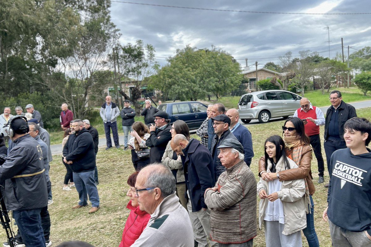 MMetediera's tweet photo. Participamos en la inauguración de "Una flor por la esperanza", la escultura que se traslada desde la fundación y que hoy embellece Costa Azul en el Municipio de La Floresta. 
Esta hermosa obra es un homenaje a las familias, médicos y pacientes de la Fundación Pérez Scremini, y ahora se erige como símbolo de esperanza en nuestra comunidad.