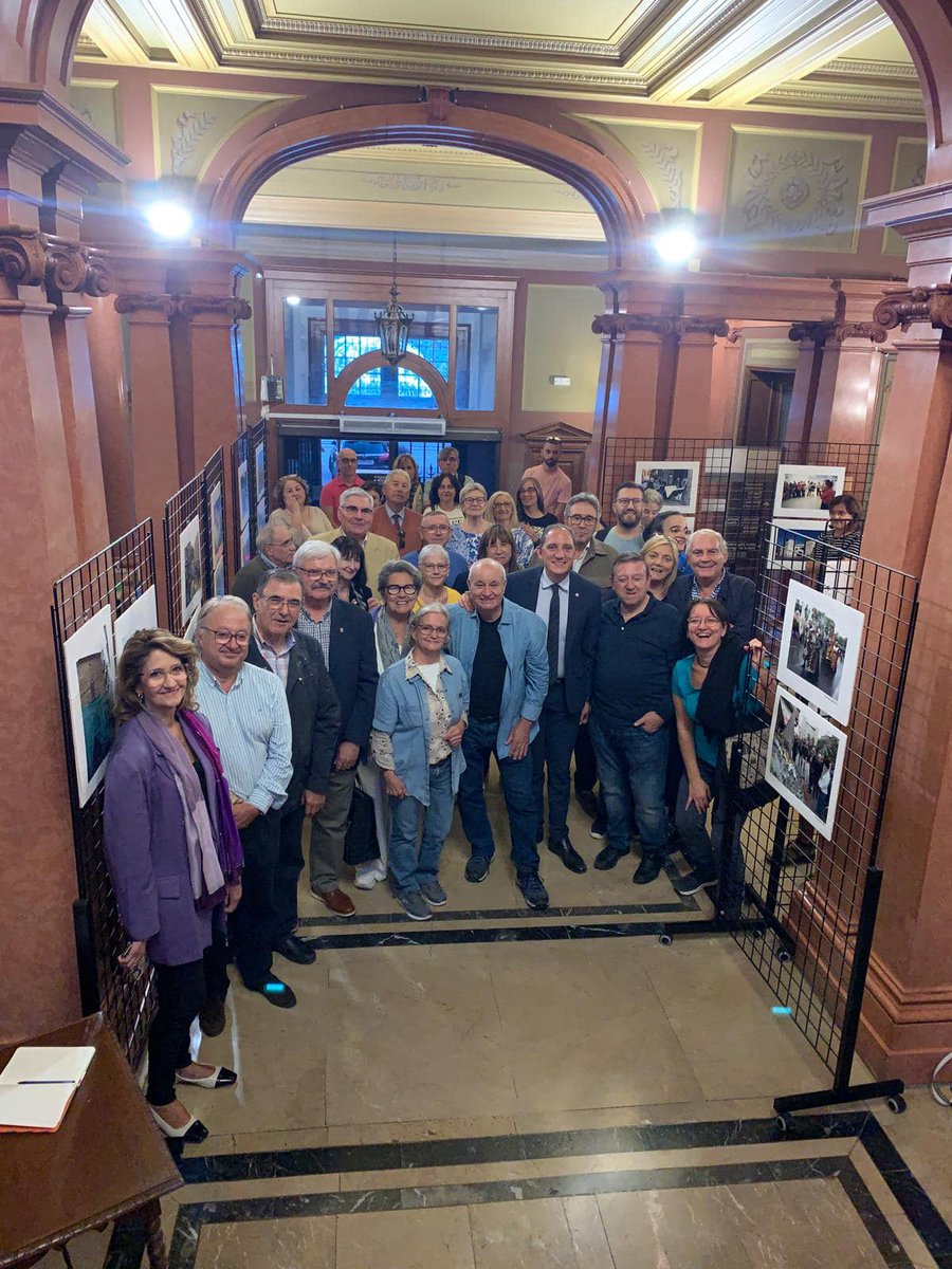 📸 Hoy hemos asistido a la inauguración de la exposición fotográfica de Manolo Zamora, hermano cofrade, que celebra 25 años de trayectoria. ¡No te pierdas esta muestra única de su arte! 👏 #Fotografía #Cultura #Lleida cofradiaagonialleida.es/noticias/25-a%…