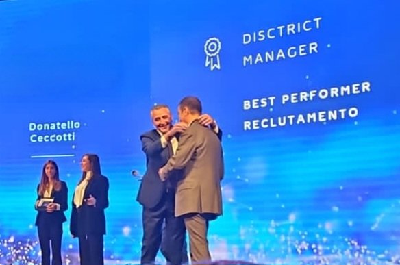 CeccottiD's tweet photo. Ricevere un riconoscimento, in un evento importante, come la convention che ha festeggiato I 10 anni di @widiba_tw, è sempre gratificante.
Lo condivido, con vero piacere, con tutti i colleghi del mio #team che mi affiancano e sostengono nella complessa attività di #recruiting https://t.co/7EdVq2Tqol
