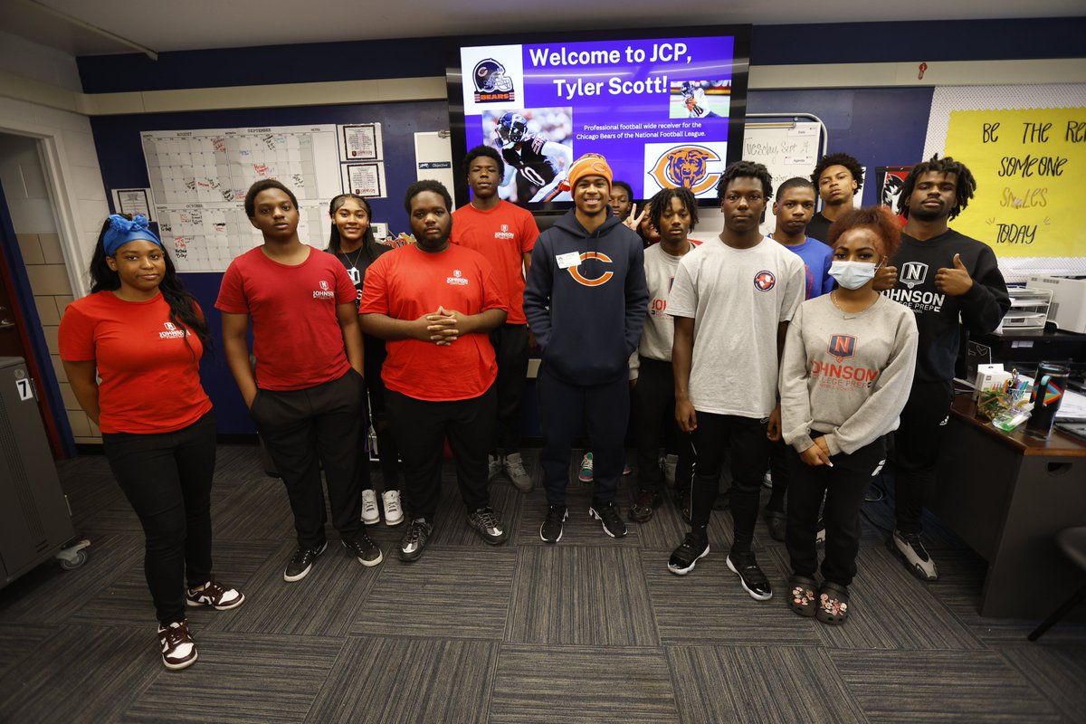 This afternoon #DaBears WR Tyler Scott visited with Hope Chicago at Johnson College Prep where participated in a Senior Assembly. Tyler shared some advice on how to prepare for college and the importance of persistence in order to achieve their goals.