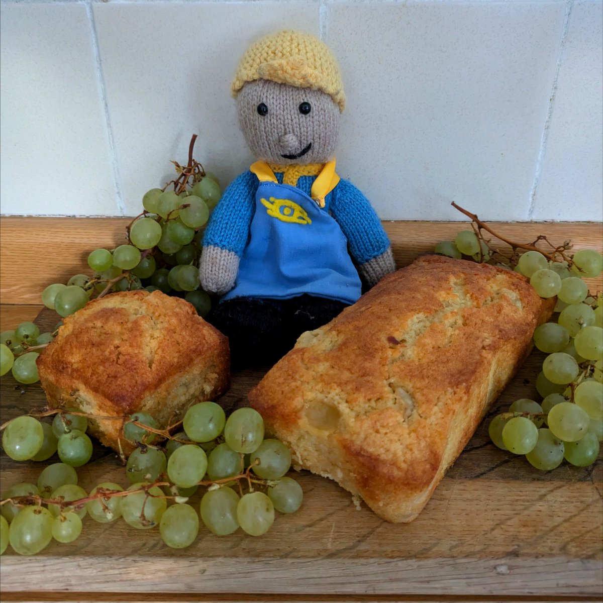 CrazyMCRAngel's tweet photo. 🍇 Vault Boy made "his" and "hers" sized grape cakes! 🍇 With organically home grown grapes! 🍰
#tastytuesday #grapes #homegrowngrapes #grapecake #graperecipes #homegrown #vaultboy https://t.co/OMDyzwYCK8