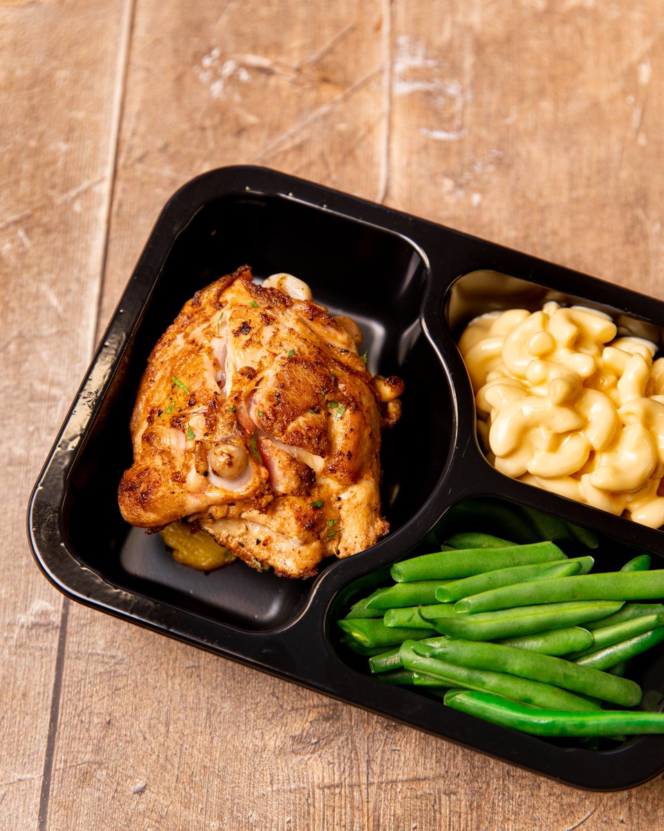 We're proud to serve halal meals, like this flavorful chicken, mac &amp; cheese and green beans, ensuring that every meal caters to the diverse communities across NYC. #HalalMeals #KommissaryCares #ServingNYC #DiverseFlavors #CommunityFirst