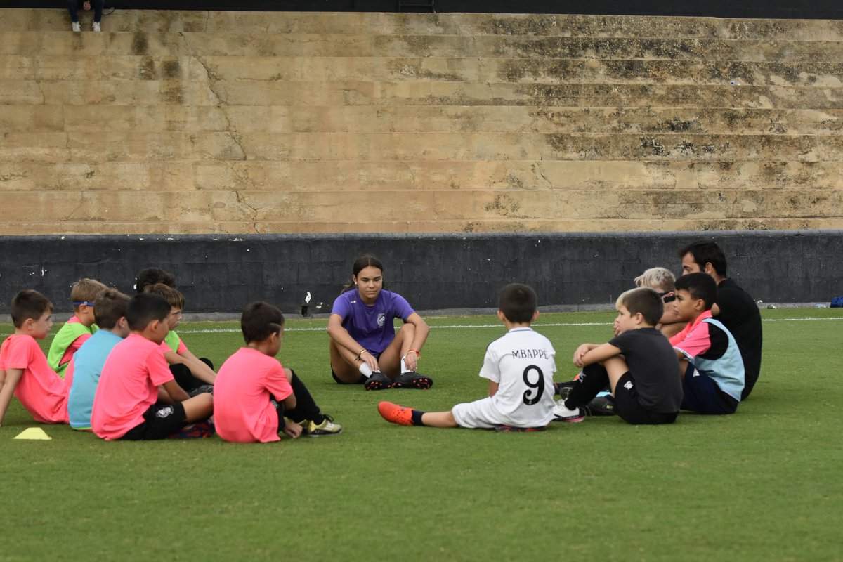 PRIMER DIA D'ESCOLETA 🤍🖤

Els més menuts del club començen els entrenaments al Nou Camp.

⚽ Futbol, diversió i amistat

#JoMhiSum