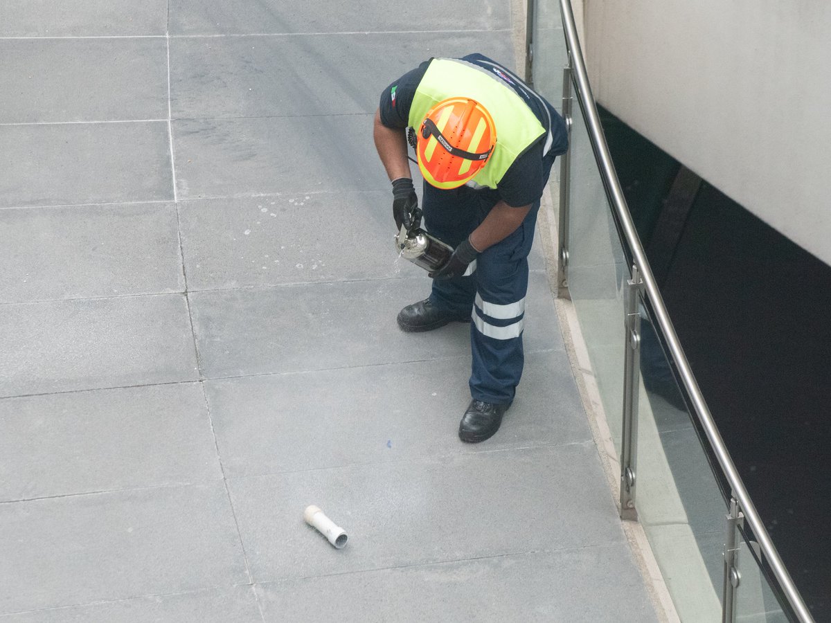 Eneas's tweet photo. Uno de los explosivos que arrojaron hoy al interior del Senado. 
Afortunadamente no lesionó a nadie.
Pero eso ya no es un petardo 🤯 https://t.co/RTqEjgmQLh