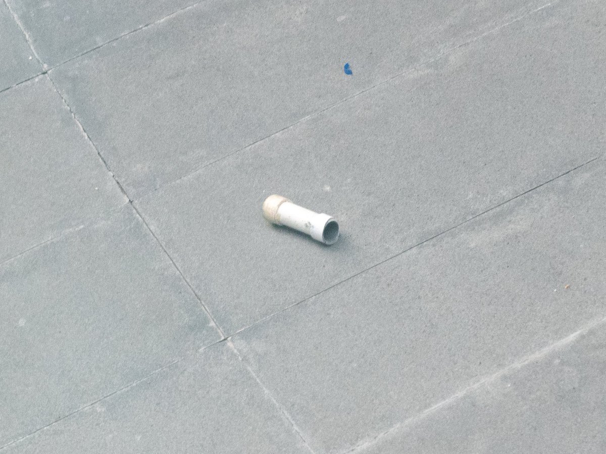 Eneas's tweet photo. Uno de los explosivos que arrojaron hoy al interior del Senado. 
Afortunadamente no lesionó a nadie.
Pero eso ya no es un petardo 🤯 https://t.co/RTqEjgmQLh
