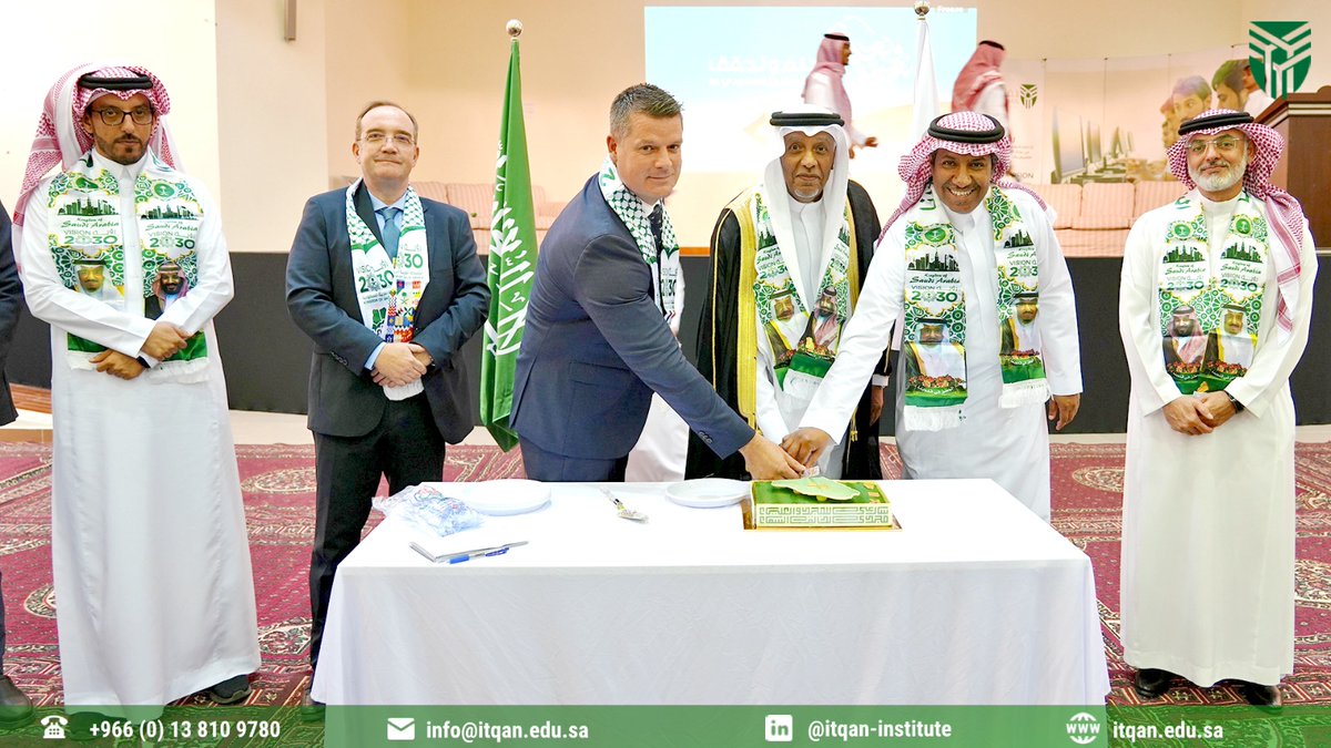ITQANINSTITUTE's tweet photo. تحت شعار #نحلم_ونحقق، احتفل معهد إتقان بـ #اليوم_الوطني_السعودي_94  من خلال إقامة حفل تضمن العديد من الفعاليات الحية، بالإضافة إلى تكريم المتدربين المتفوقين بتسليمهم شهادات تقدير لجهودهم المتميزة.

وعبّر الأستاذ جميل عبدالله المدير الإداري للمعهد، عن سعادته البالغة بهذه المناسبة الوطنية الغالية، مشيرًا إلى أنها تحظى بمكانة خاصة في قلوب الجميع. كما قدم شكره وتقديره لولاة الأمر وللقيادة الرشيدة، سائلًا الله أن يحفظهم وأن يديم على وطننا الأمن والاستقرار والازدهار.