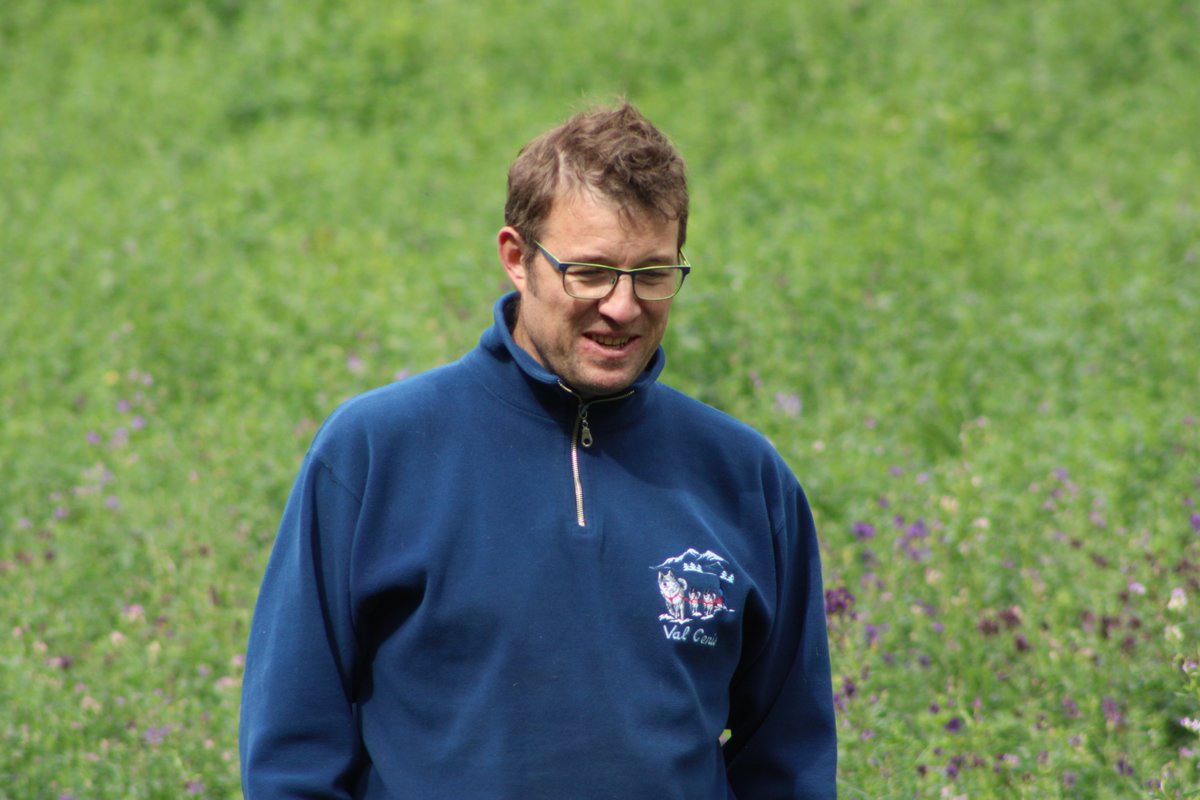 CcstMaster's tweet photo. Après un bon bol de lait, nous avons rencontré Benoit Suiffet🐮, président du GIDA (Groupement Intercommunal de Développement Agricole) de Haute Maurienne 🚜🥛 #beaufort #agriculture #MauriennisezVous https://t.co/kgC2iL5MsV