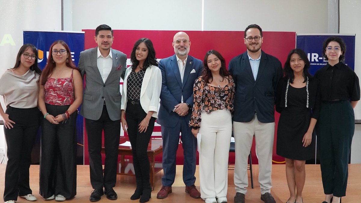 UIDE's tweet photo. 🗳️ En el Día de la Democracia, el IRLAB de la UIDE y la @FnfAndinos analizaron los desafíos democráticos de Ecuador junto a nuestros estudiantes, quienes participaron activamente en paneles y diálogos con expertos. 

👉https://t.co/qpyw3PS1A5 https://t.co/dRSi7Z91OA