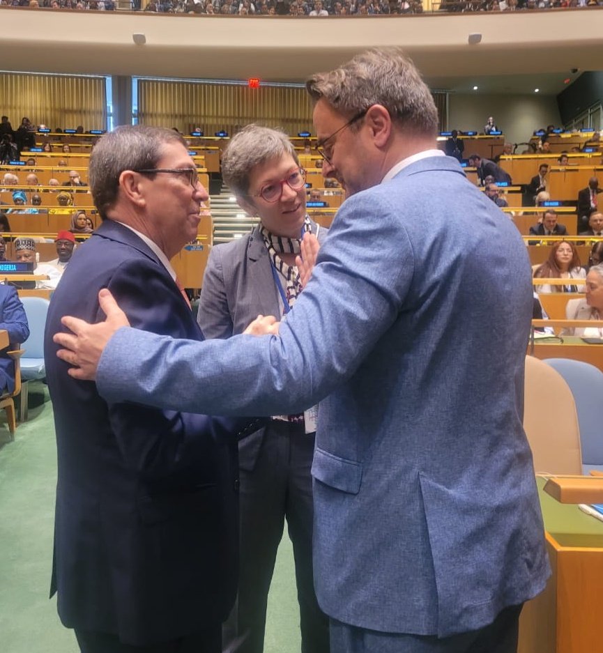 En marco de #AGNU79, tuve la oportunidad de encontrarme con <a href="/Xavier_Bettel/">Xavier Bettel</a>, Viceprimer Ministro y Canciller de Luxemburgo.

Resalté desarrollo de los vínculos bilaterales, los cuales esperamos favorezcan las relaciones económico-comerciales y de cooperación.