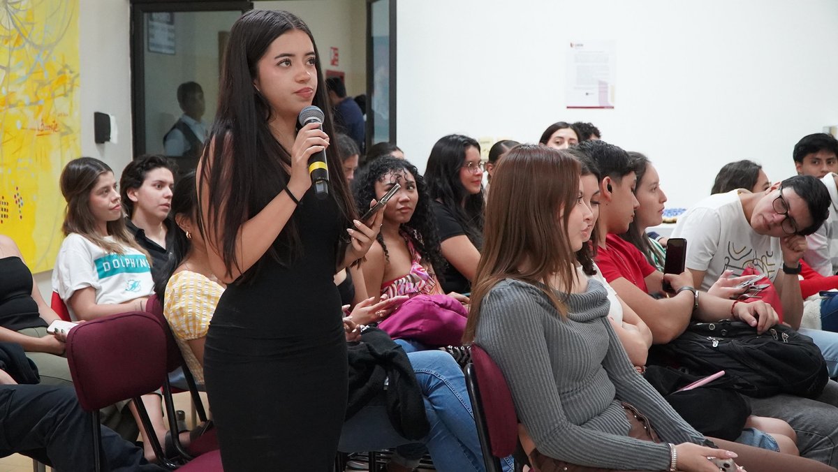 UIDE's tweet photo. 🗳️ En el Día de la Democracia, el IRLAB de la UIDE y la @FnfAndinos analizaron los desafíos democráticos de Ecuador junto a nuestros estudiantes, quienes participaron activamente en paneles y diálogos con expertos. 

👉https://t.co/qpyw3PS1A5 https://t.co/dRSi7Z91OA